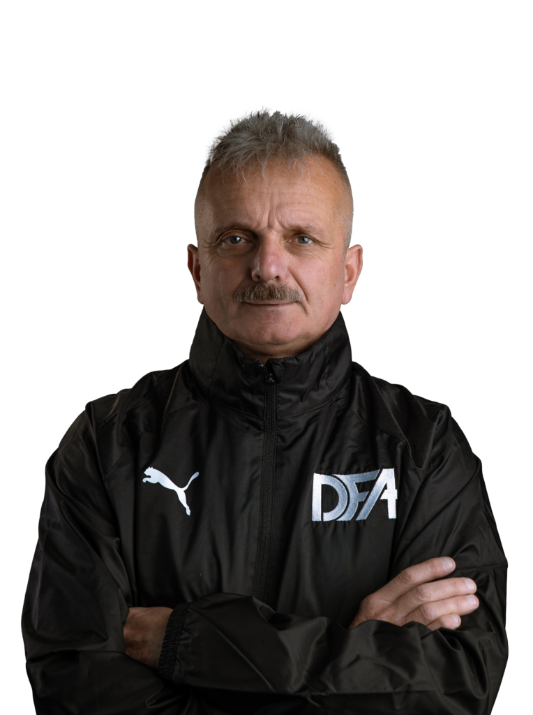 Portret trenera DFA w kurtce z logo na przezroczystym tle